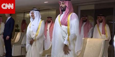 السعودية.. شخص قرب محمد بن سلمان يرتدي بدلة رسمية يثير تكهنات خلال نهائي كأس الملك
