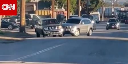 فيديو لسيارة دفع رباعي تابعة لإدارة الهجرة تصدم شاحنة ناشط حقوقي.. وتعتقله في المستشفى