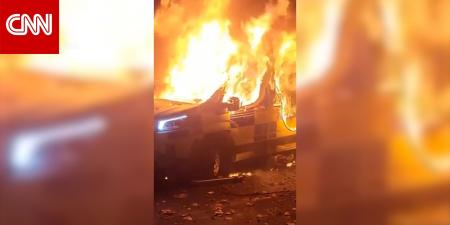 فيديو لمحتجين يحرقون سيارة شرطة خارج مركز لجوء في دبلن