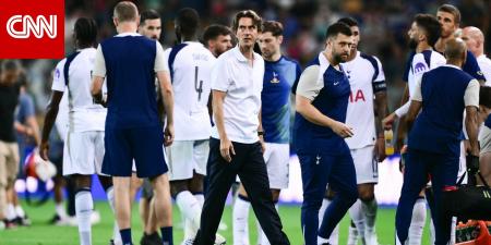 تصرف مثير للجدل من لاعبي توتنهام مع مدربهم بعد الخسارة أمام تشيلسي