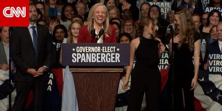 "لم تنظفي غرفتكِ".. شاهد حاكمة فرجينيا المنتخبة تحرج ابنتها مازحة بخطاب النصر