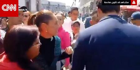 رجل "مخمور" يتحرش برئيسة المكسيك ويتحسسها علنًا.. وهذا ما فعلته شينباوم