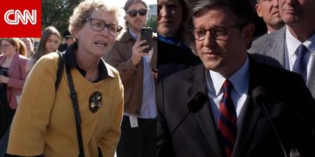 قاطعت مؤتمره وكادوا يبعدونها.. مشرّعة ديمقراطية وجهًا لوجه مع رئيس مجلس النواب بسبب الإغلاق الحكومي