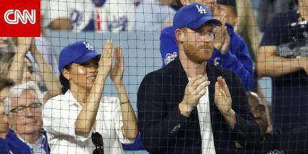 الأمير هاري يعتذر "مازحا" لكندا بسبب خطأه في ارتداء قبعة فريق بيسبول أمريكي