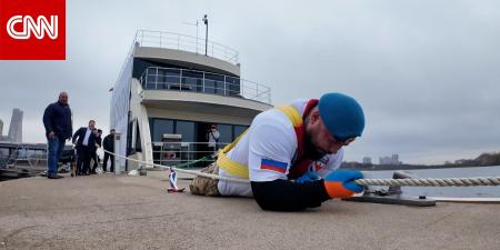 شاهد.. جندي روسي فقد ساقيه في الحرب يسحب يختًا ضخمًا وزنه 58 طنًا!