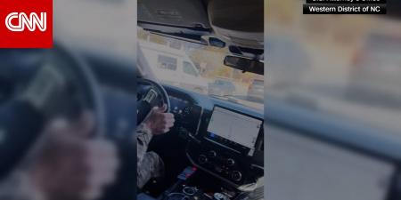 اقتحمت طريقهم فجأة.. شاهد شاحنة صغيرة تحاول الاصطدام بمركبة قوات الهجرة بأمريكا