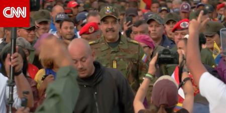 مادورو محاطًا برجال يرتدون الزي العسكري.. هل نشهد قريبًا مواجهة بين كاراكاس وواشنطن؟