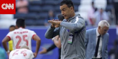 تصرف مُثير من عصام الحضري مع عمرو السولية في مباراة مصر والكويت