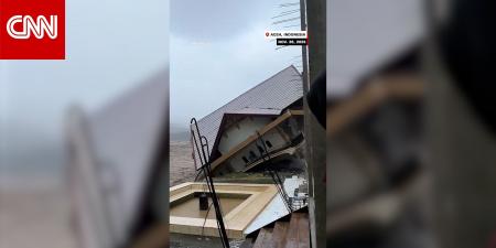 لحظة انهيار منازل وطرق في فيضانات إندونيسيا