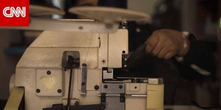 تحرش وإجبار على إنتاج آلاف الملابس يوميًا..عاملات يروين انتهاكات في مصانع تزوّد العلامات الأمريكية