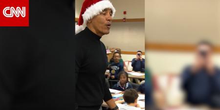 مرتديًا قبعة سانتا.. أوباما يفاجئ طلاب مدرسة في شيكاغو