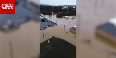 فيضانات عارمة ناجمة عن ظاهرة "النهر الجوي" تضرب ولايات أمريكية