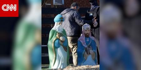 مشهد الميلاد مع تماثيل لعناصر إدارة الهجرة.. شاهد ما فعله رجل بها