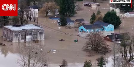 فيضانات واشنطن.. المياه تصل سقوف منازل وتكسر أرقاما قياسية