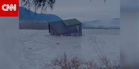 شاهد.. منزل يطفو على نهر بعد فيضانات كارثية غمرت مناطق سكنية في واشنطن