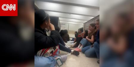 لحظة اقتحام ضباط أمريكيين مكتبة جامعة براون.. ورد فعل طلاب يحتمون داخلها