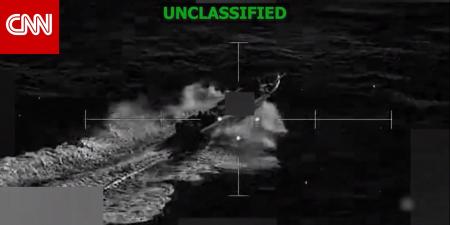 لحظة تدمير الجيش الأمريكي قارب مخدرات مزعوم وسط البحر