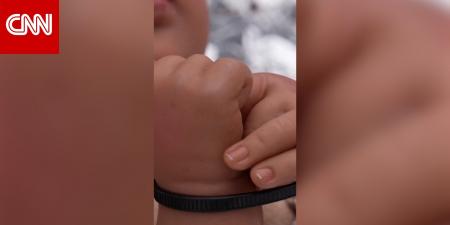 قيود بلاستيكية على يد دمية "الطفل يسوع" في مشهد الميلاد تثير ردود فعل متباينة