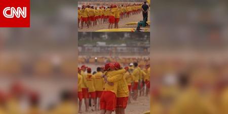 رجال إنقاذ يصطفون على شاطئ بوندي في وقفة حداد بعد الهجوم الدامي