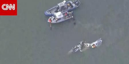 شاهد كيف تحاول فرق الإنقاذ استخراج حطام طائرة سقطت في خليج غالفستون