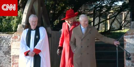 شاهد.. العائلة المالكة البريطانية ترحب بالحشود بعد قداس عيد الميلاد