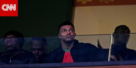 ارتدى قميص حكيمي.. لقطات من تواجد مبابي في ملعب مباراة المغرب ومالي