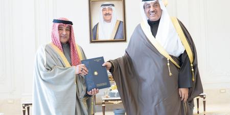 سمو ولي العهد يتسلم تقريراً حول رئاسة الكويت للدورة الـ45 لمجلس التعاون