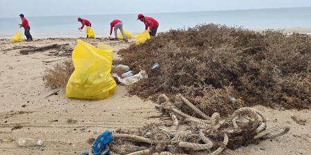 فريق الغوص يرفع 4 أطنان من المخلفات في حملته البيئية بساحل الزور