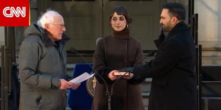 شاهد.. بيرني ساندرز يُملي اليمين الدستورية على ممداني أمام الجمهور