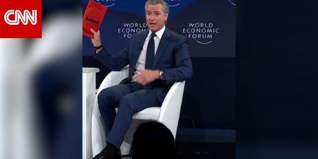 عليها توقيع ترامب.. حاكم كاليفورنيا يُحضر وسادات حماية الركبة الخاصة به إلى دافوس