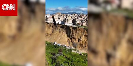 مشهد مرعب.. انهيار أرضي يترك بلدة إيطالية على حافة جرف ويهدد بابتلاعها