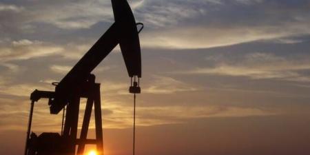 النفط يتراجع من أعلى مستوياته منذ 2022