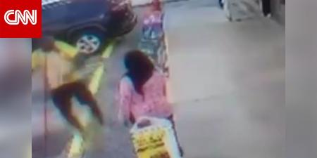 فيديو يُظهر رجلاً يضرب امرأة بمطرقة على رأسها فقتلها.. وترامب يصفه بـ"الحيوان"