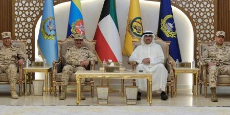 وزير الدفاع: نفخر ونعتز بتفاني وإخلاص رجال القوة البحرية