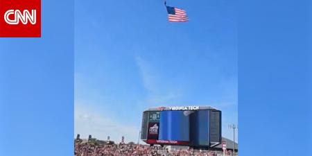 إنقاذ مظلي علق على شاشة عرض لملعب بأمريكا.. وكاميرا توثق لحظة هبوطه واصطدامه بها