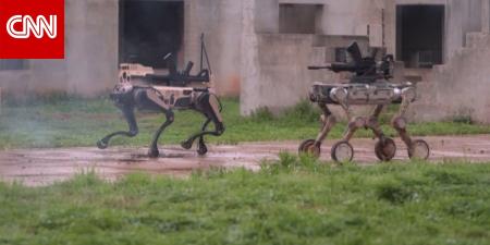 كلاب آلية مُسلحة و مُسيّرات هجومية.. شاهد المعدات التي يتدرب الجيش الصيني بجانبها