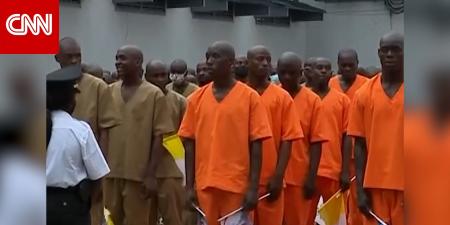 زار أكثر السجون قسوةً بالعالم.. يوم في حياة البابا لاوُن بأفريقيا