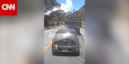 لحظة انفجار قنبلة على طريق سريع مزدحم في كولومبيا.. شاهد ما حدث