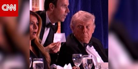 كان على بعد أقدام من المسلح وكيف تصرف الأمن حوله.. شاهد مذيع CNN يصف لحظات "مرعبة" عاشها