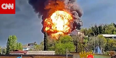 كرة لهب هائلة وانبعاثات سامة.. شاهد آثار هجوم أوكراني على مصفاة روسية