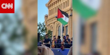 لامين يامال يلوّح بالعلم الفلسطيني خلال احتفالات برشلونة باللقب