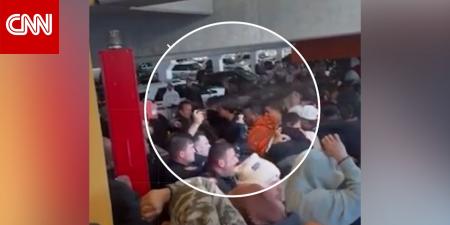 فيديو يُظهر ما يبدو إلى تعرض حشد لرذاذ الفلفل بعد إقبال كثيف على متاجر سواتش