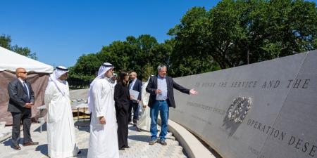 وزير الخارجية يزور النصب التذكاري لعمليتي عاصفة الصحراء ودرع الصحراء في واشنطن