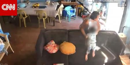 لحظات مرعبة أثناء زلزال الفلبين.. شاهد ما فعلته سيدة مع طفل