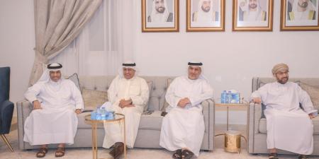 سفير الإمارات يكرّم نظيره العُماني بمناسبة انتهاء مهامه