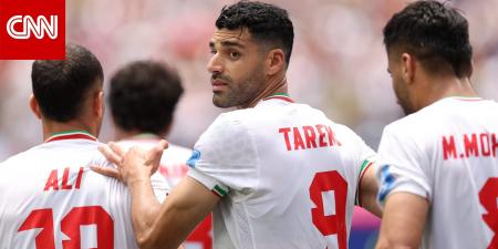 "تبقى روحنا حيّة".. منتخب إيران يترك رسالة لمدينة لوس أنجلوس في غرف تبديل الملابس