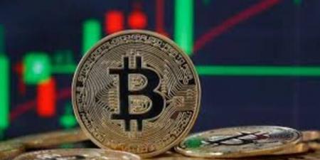 "بيتكوين" تتراجع إلى ما دون 62000 دولار