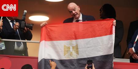 رئيس "فيفا" يرفع علم مصر بعد إقصاء "الفراعنة" من كأس العالم