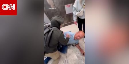 صرخ: "لا أعلم ما يفعلون".. شاهد لحظات مربكة لمحاولة اعتقال رجل بأمريكا