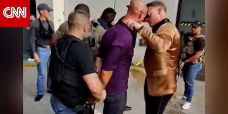 شاهد لحظة إلقاء القبض على الشقيقين "تيت" في أمريكا بعد اتهامات بينها الاغتصاب والاتجار بالبشر